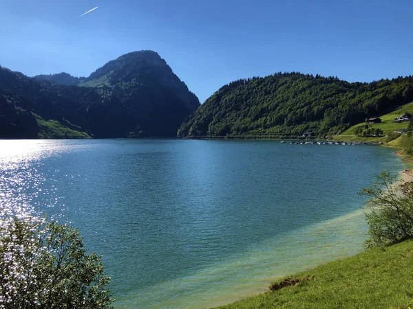 グロスオーブリッグ山とグゲルベルク丘の谷の上のワギタルまたはワギタル湖と高山のワギタレル湖 ワギタレルゼー インナータール シュヴィーツ州 スイス — ストック写真