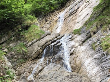 Dağ Gölü Wagitalersee (Waegitalersee), Innerthal yakınlarındaki Schrahbach (Schraehbach) veya Schrahbachfall şelale şelalesi - Schwyz Kantonu, İsviçre