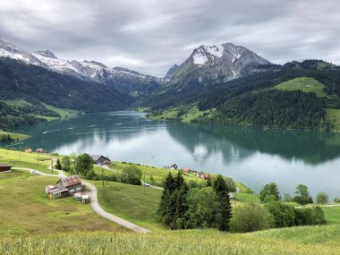 Wagital veya Waegital vadisinde Innerthal köyü ve alp Gölü Wagitalersee (Waegitalersee) - Schwyz Katarakt, İsviçre