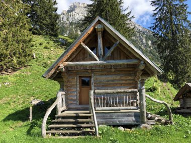 Geleneksel mimari ve tarım evi Wagital veya Waegital vadisinde ve alp wagitalersee (Waegitalersee), Innerthal - Katarakt Schwyz, İsviçre