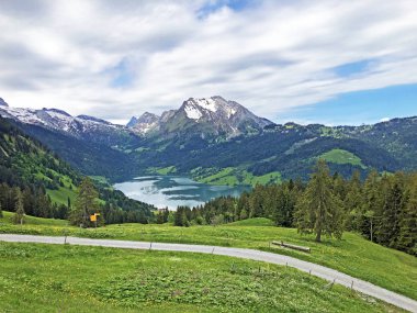 Wagital veya Waegital vadisinde ve Alpler'deki Wagitalersee Gölü'nde (Waegitalersee), Innerthal - Schwyz Kantonu, İsviçre'de yürüyüş ve yürüyüş parkurları