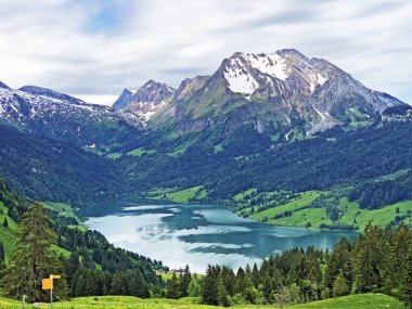 Wagital veya Waegital vadisinde ve Alpler'deki Wagitalersee Gölü'nde (Waegitalersee), Innerthal - Schwyz Kantonu, İsviçre'de yürüyüş ve yürüyüş parkurları