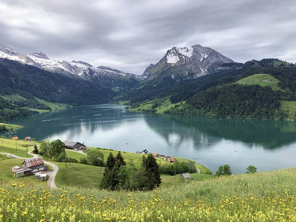 Wagital veya Waegital vadisinde Innerthal köyü ve alp Gölü Wagitalersee (Waegitalersee) - Schwyz Katarakt, İsviçre