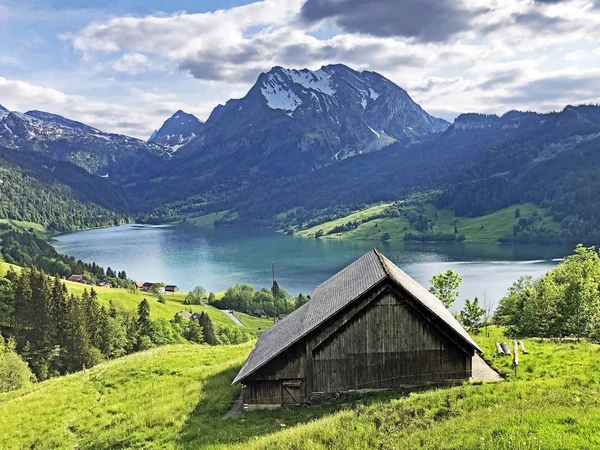 Geleneksel mimari ve tarım evi Wagital veya Waegital vadisinde ve alp wagitalersee (Waegitalersee), Innerthal - Katarakt Schwyz, İsviçre