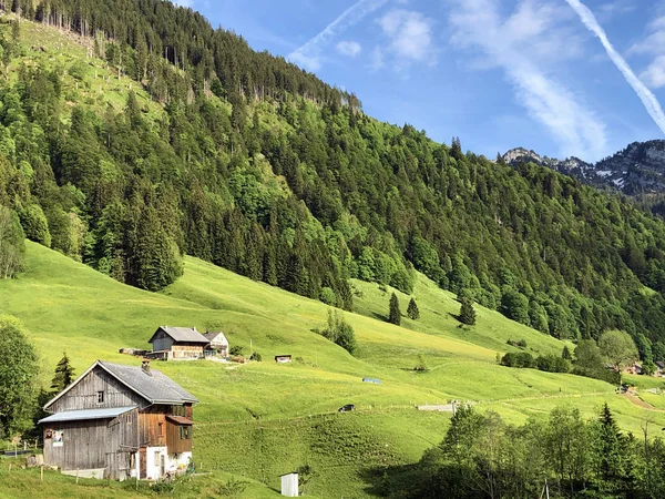 Traditionele Architectuur Boerderij Vallei Van Wagital Waegital Door Alpine Lake — Stockfoto