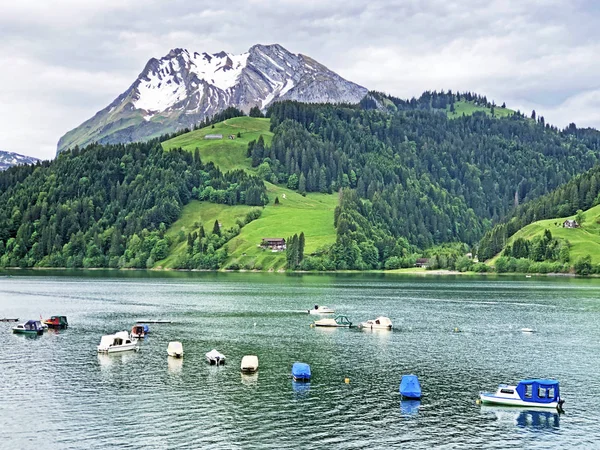 Σκάφη Στην Καλλιτεχνική Αλπική Λίμνη Wagitalersee Waegitalersee Ρεντθάλι Καντόνι Του — Φωτογραφία Αρχείου