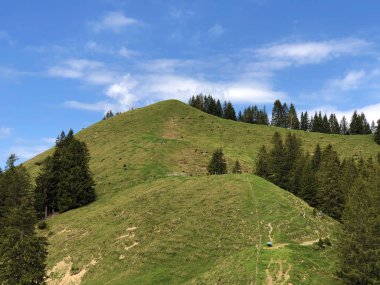 Hill Bruschstockbugel (Brueschstockbuegel) alp gölü Wagitalersee veya Waegitalersee, Innerthal yukarıda - Schwyz Kantonu, İsviçre