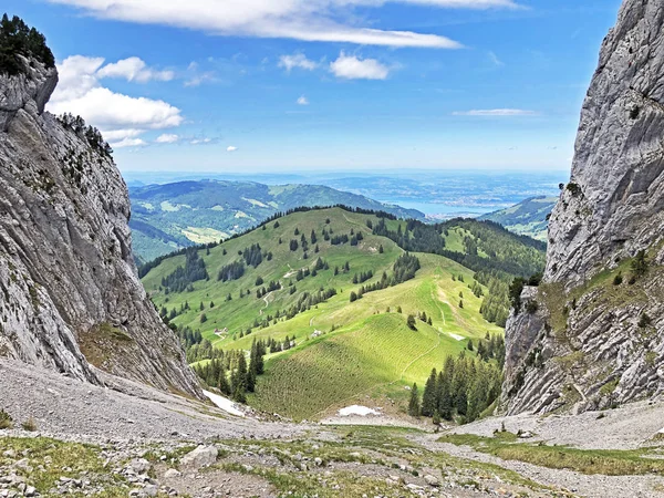 Hill Bruschstockbugel Brueschstockbuegel Nad Alpským Jezerem Wagitalersee Nebo Waegitalersee Innerthal — Stock fotografie