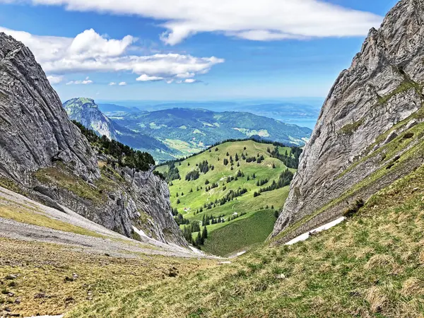 Heuvel Bruschstockbugel Brueschstockbuegel Boven Het Alpen Meer Wagitalersee Waegitalersee Innerthal — Stockfoto