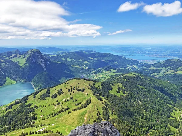 Hill Bruschstockbugel Brueschstockbuegel Acima Lago Alpino Wagitalersee Waegitalersee Innerthal Cantão — Fotografia de Stock