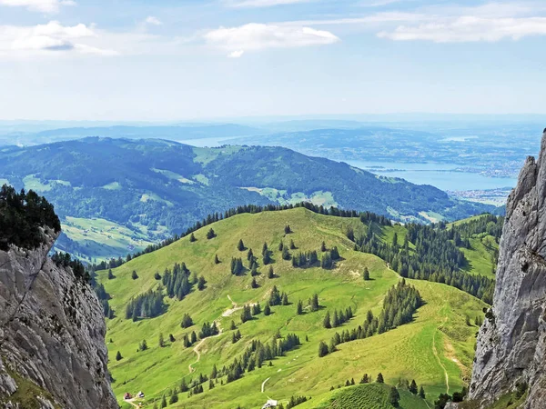 Hill Bruschstockbugel Brueschstockbuegel Acima Lago Alpino Wagitalersee Waegitalersee Innerthal Cantão — Fotografia de Stock