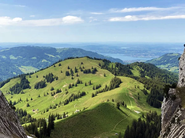 Wzgórze Bruschstockbugel Brueschstockbuegel Nad Jeziorem Alpejskim Wagitalersee Lub Waegitalersee Innerthal — Zdjęcie stockowe