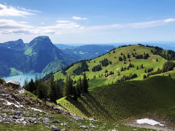 ブルシュストックブゲル ブリューシュストックブエゲル とグロスオーブリグ山脈は バレーワギタルまたはワギタル湖と高山湖ワギタレルゼー Waegitalersee インナータール シュヴィーツ州 スイス — ストック写真