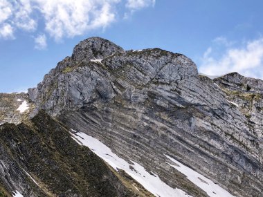 Wagital vadisi veya Waegital ve Wagitalersee alp gölü (Waegitalersee), Innerthal - Schwyz Kantonu, İsviçre üzerinde Schiberg dağı