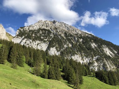 Wagital vadisi veya Waegital ve Wagitalersee alp gölü (Waegitalersee), Innerthal - Schwyz Kantonu, İsviçre üzerinde Schiberg dağı