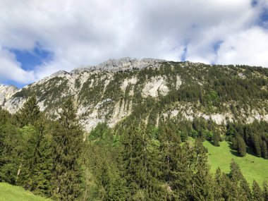 Wagital vadisi veya Waegital ve Wagitalersee alp gölü (Waegitalersee), Innerthal - Schwyz Kantonu, İsviçre üzerinde Schiberg dağı
