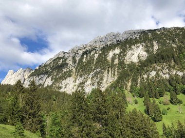 Wagital vadisi veya Waegital ve Wagitalersee alp gölü (Waegitalersee), Innerthal - Schwyz Kantonu, İsviçre üzerinde Schiberg dağı