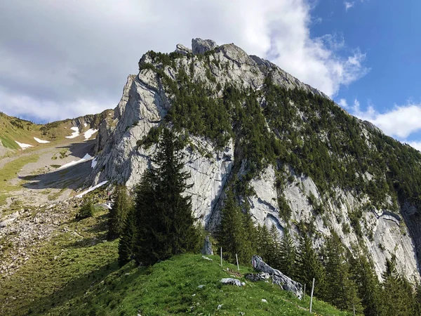 Szczyt Schiberg Nad Doliną Wagital Lub Waegital Jezioro Alpejskie Wagitalersee — Zdjęcie stockowe