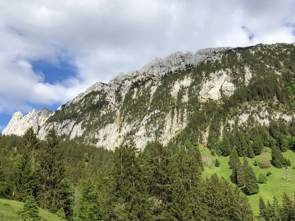 ワギタル渓谷またはワギタル川の上のシベルク山とワギタレル湖 ワギタレル インナータール シュヴィーツ州 スイス — ストック写真