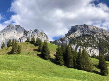 Bockmattlistock ve Schiberg Dağları vadi Wagital veya Waegital ve alp Gölü Wagitalersee (Waegitalersee), Innerthal - Kandon Schwyz, İsviçre