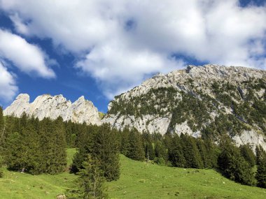 Bockmattlistock ve Schiberg Dağları vadi Wagital veya Waegital ve alp Gölü Wagitalersee (Waegitalersee), Innerthal - Kandon Schwyz, İsviçre