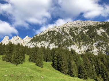 Bockmattlistock ve Schiberg Dağları vadi Wagital veya Waegital ve alp Gölü Wagitalersee (Waegitalersee), Innerthal - Kandon Schwyz, İsviçre