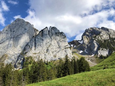 Bockmattlistock ve Schiberg Dağları vadi Wagital veya Waegital ve alp Gölü Wagitalersee (Waegitalersee), Innerthal - Kandon Schwyz, İsviçre