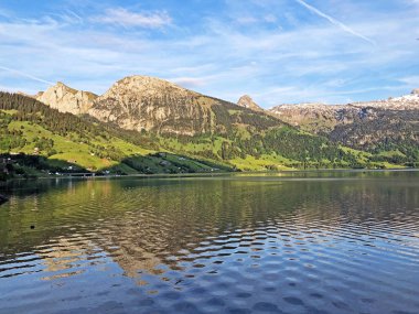 Bockmattlistock ve Schiberg Dağları vadi Wagital veya Waegital ve alp Gölü Wagitalersee (Waegitalersee), Innerthal - Kandon Schwyz, İsviçre