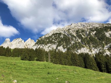 Bockmattlistock ve Schiberg Dağları vadi Wagital veya Waegital ve alp Gölü Wagitalersee (Waegitalersee), Innerthal - Kandon Schwyz, İsviçre