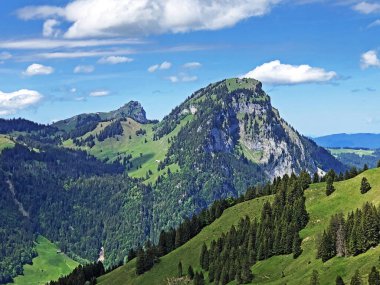 Brüt Aubrig ve Chli Aubrig Dağları vadi Wagital veya Waegital ve alp Gölü Wagitalersee (Waegitalersee), Innerthal - Karakt Schwyz, İsviçre üzerinde
