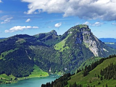 Brüt Aubrig ve Chli Aubrig Dağları vadi Wagital veya Waegital ve alp Gölü Wagitalersee (Waegitalersee), Innerthal - Karakt Schwyz, İsviçre üzerinde