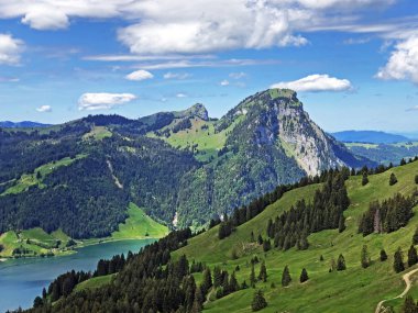 Brüt Aubrig ve Chli Aubrig Dağları vadi Wagital veya Waegital ve alp Gölü Wagitalersee (Waegitalersee), Innerthal - Karakt Schwyz, İsviçre üzerinde