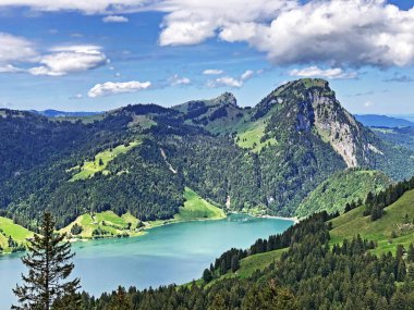 Brüt Aubrig ve Chli Aubrig Dağları vadi Wagital veya Waegital ve alp Gölü Wagitalersee (Waegitalersee), Innerthal - Karakt Schwyz, İsviçre üzerinde