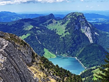 Brüt Aubrig ve Chli Aubrig Dağları vadi Wagital veya Waegital ve alp Gölü Wagitalersee (Waegitalersee), Innerthal - Karakt Schwyz, İsviçre üzerinde