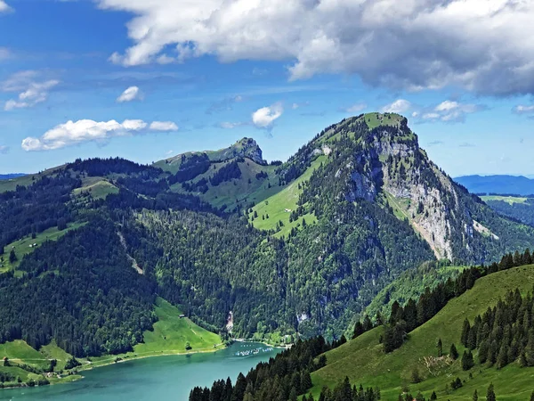 Brüt Aubrig ve Chli Aubrig Dağları vadi Wagital veya Waegital ve alp Gölü Wagitalersee (Waegitalersee), Innerthal - Karakt Schwyz, İsviçre üzerinde