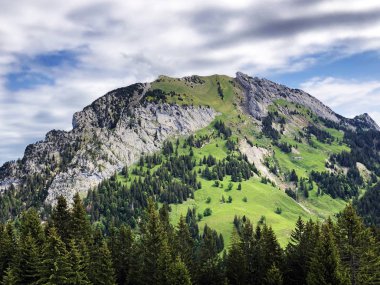 Chopfenberg veya Choepfenberg Dağı vadi Wagital veya Waegital ve alp Gölü Wagitalersee (Waegitalersee), Innerthal - Kandon Schwyz, İsviçre yukarıda