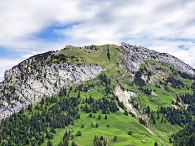 Chopfenberg veya Choepfenberg Dağı vadi Wagital veya Waegital ve alp Gölü Wagitalersee (Waegitalersee), Innerthal - Kandon Schwyz, İsviçre yukarıda