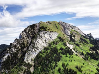 Chopfenberg veya Choepfenberg Dağı vadi Wagital veya Waegital ve alp Gölü Wagitalersee (Waegitalersee), Innerthal - Kandon Schwyz, İsviçre yukarıda