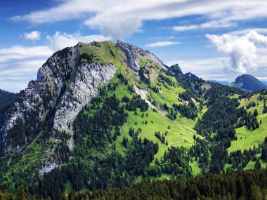 Chopfenberg veya Choepfenberg Dağı vadi Wagital veya Waegital ve alp Gölü Wagitalersee (Waegitalersee), Innerthal - Kandon Schwyz, İsviçre yukarıda