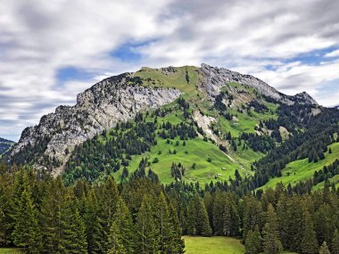 Chopfenberg veya Choepfenberg Dağı vadi Wagital veya Waegital ve alp Gölü Wagitalersee (Waegitalersee), Innerthal - Kandon Schwyz, İsviçre yukarıda