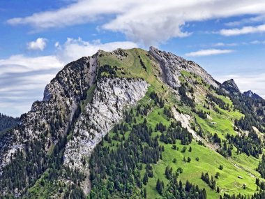 Chopfenberg veya Choepfenberg Dağı vadi Wagital veya Waegital ve alp Gölü Wagitalersee (Waegitalersee), Innerthal - Kandon Schwyz, İsviçre yukarıda