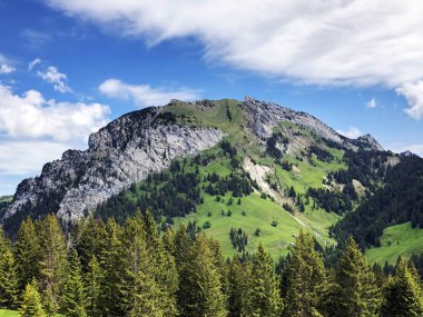 Chopfenberg veya Choepfenberg Dağı vadi Wagital veya Waegital ve alp Gölü Wagitalersee (Waegitalersee), Innerthal - Kandon Schwyz, İsviçre yukarıda
