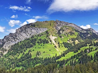 Chopfenberg veya Choepfenberg Dağı vadi Wagital veya Waegital ve alp Gölü Wagitalersee (Waegitalersee), Innerthal - Kandon Schwyz, İsviçre yukarıda