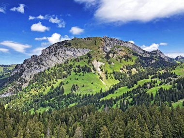 Chopfenberg veya Choepfenberg Dağı vadi Wagital veya Waegital ve alp Gölü Wagitalersee (Waegitalersee), Innerthal - Kandon Schwyz, İsviçre yukarıda