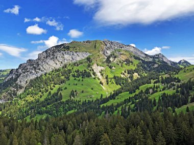 Chopfenberg veya Choepfenberg Dağı vadi Wagital veya Waegital ve alp Gölü Wagitalersee (Waegitalersee), Innerthal - Kandon Schwyz, İsviçre yukarıda