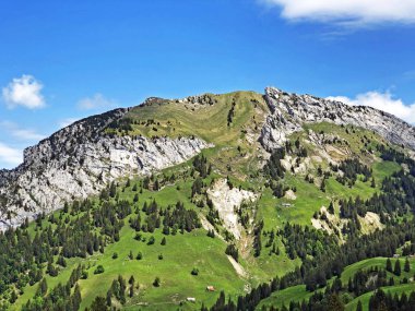 Chopfenberg veya Choepfenberg Dağı vadi Wagital veya Waegital ve alp Gölü Wagitalersee (Waegitalersee), Innerthal - Kandon Schwyz, İsviçre yukarıda