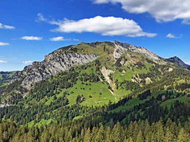 Chopfenberg veya Choepfenberg Dağı vadi Wagital veya Waegital ve alp Gölü Wagitalersee (Waegitalersee), Innerthal - Kandon Schwyz, İsviçre yukarıda