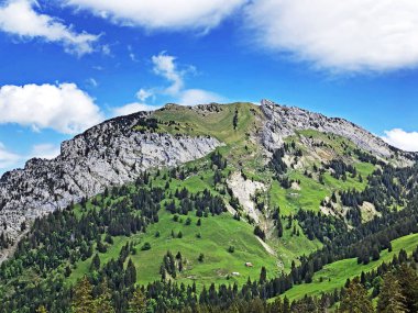 Chopfenberg veya Choepfenberg Dağı vadi Wagital veya Waegital ve alp Gölü Wagitalersee (Waegitalersee), Innerthal - Kandon Schwyz, İsviçre yukarıda
