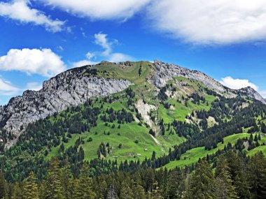 Chopfenberg veya Choepfenberg Dağı vadi Wagital veya Waegital ve alp Gölü Wagitalersee (Waegitalersee), Innerthal - Kandon Schwyz, İsviçre yukarıda