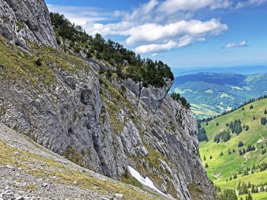 Wagital veya Waegital vadisi ve wagitalersee (Waegitalersee), Innerthal - Schwyz Kantonu, İsviçre üzerinde alp zirveleri Taşlar ve kayalar